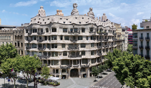 La Pedrera Casa Mila Barcelona Gaudi Dosde Publishing